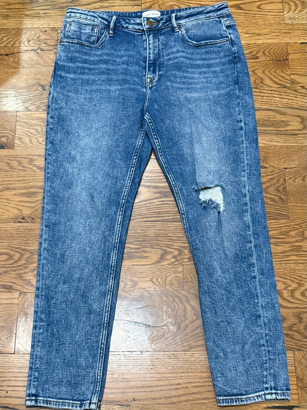 Driftwood. Mid-Rise Tapered Distressed Jeans. Medium Acid Wash. size 31.